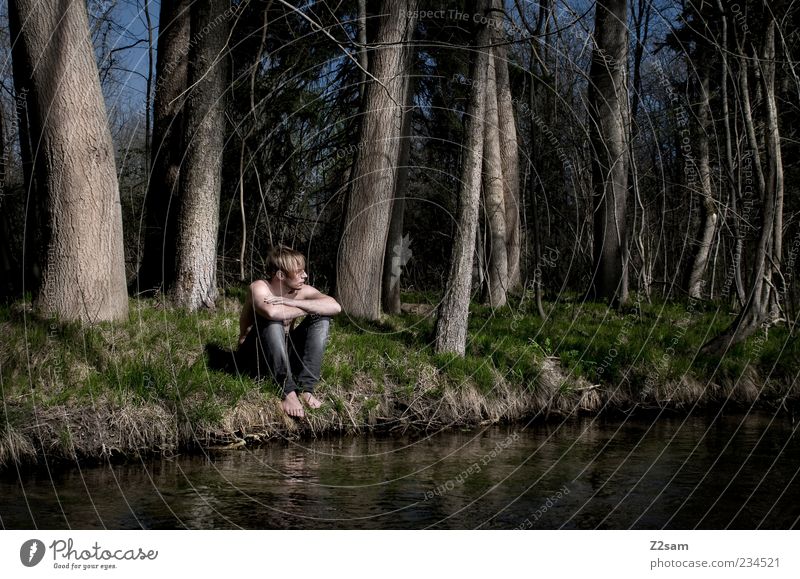 in gedanken maskulin Junger Mann Jugendliche 1 Mensch 18-30 Jahre Erwachsene Umwelt Natur Wasser Baum Gras Wald Flussufer Jeanshose blond Denken sitzen träumen