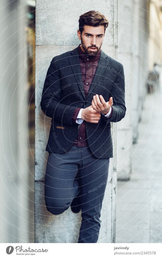Jung im urbanen Hintergrund, in einem eleganten britischen Anzug. Lifestyle Stil schön Haare & Frisuren Mensch feminin Junger Mann Jugendliche Erwachsene 1