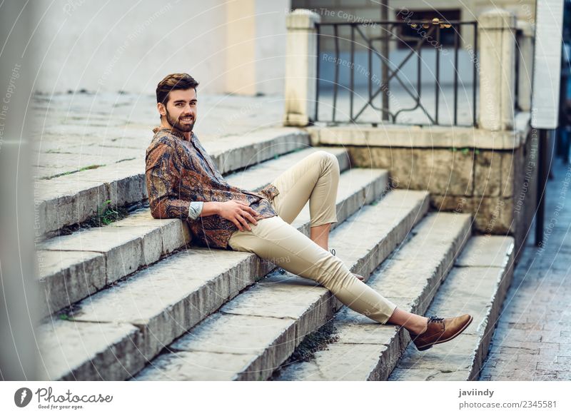 Junger lächelnder Mann sitzt auf einer städtischen Treppe. Lifestyle Stil schön Haare & Frisuren Mensch maskulin Junger Mann Jugendliche Erwachsene 1