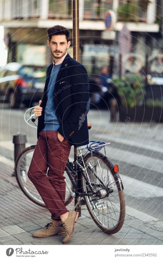 Mann auf der Straße im Anzug in der Nähe eines alten Fahrrads. Lifestyle elegant Stil schön Haare & Frisuren Business Mensch maskulin Junger Mann Jugendliche
