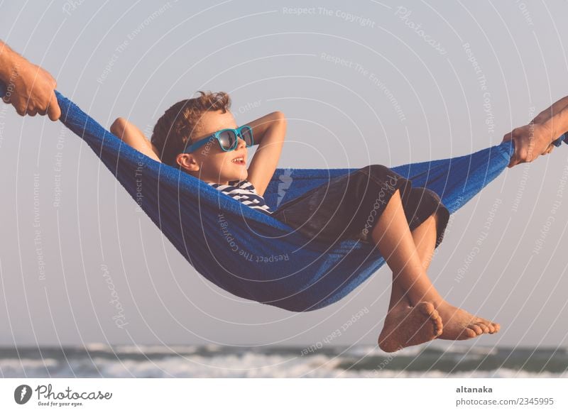 Ein fröhlicher kleiner Junge, der sich am Tag am Strand entspannen kann. Lifestyle Freude Glück Erholung Freizeit & Hobby Spielen Ferien & Urlaub & Reisen