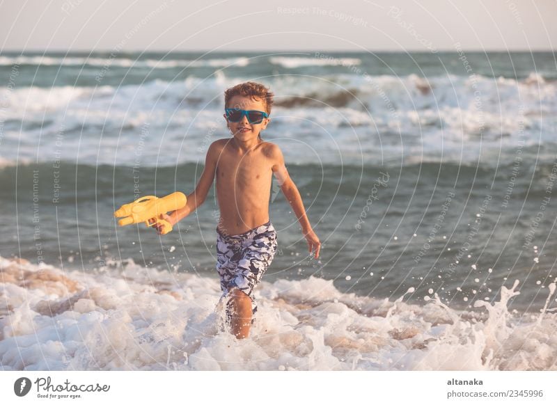 Ein fröhlicher kleiner Junge, der sich am Tag am Strand entspannen kann. Lifestyle Freude Glück schön Erholung Freizeit & Hobby Spielen Ferien & Urlaub & Reisen