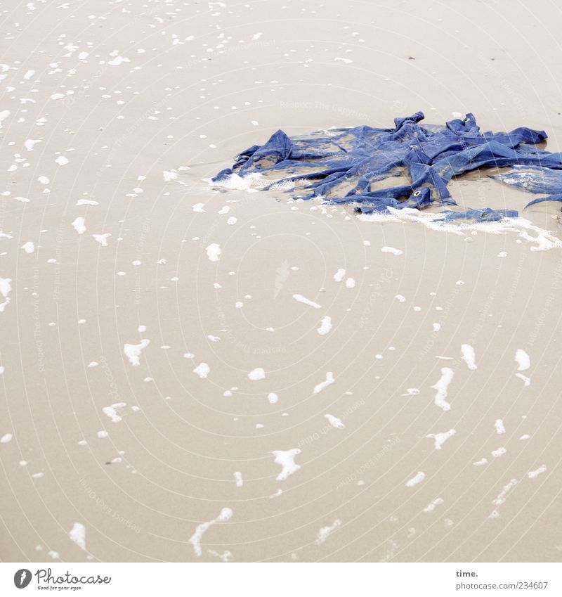 Spiekeroog | Handwäsche Strand Meer Umwelt Sand Wasser alt liegen authentisch dreckig Flüssigkeit kaputt nass schleimig blau Tuch Textilien verschrumpelt