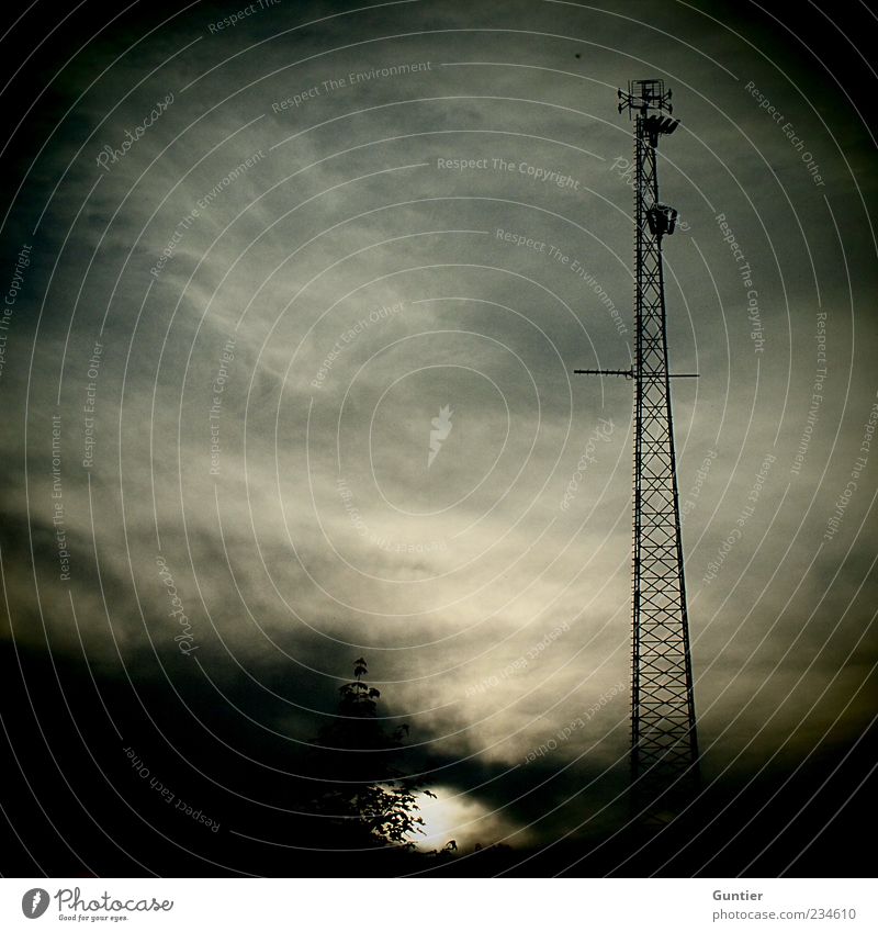 auf Sendung,... Sendemast Antenne Technik & Technologie High-Tech Telekommunikation blau braun grau schwarz weiß Radio Wolken Himmel Vignettierung Sträucher