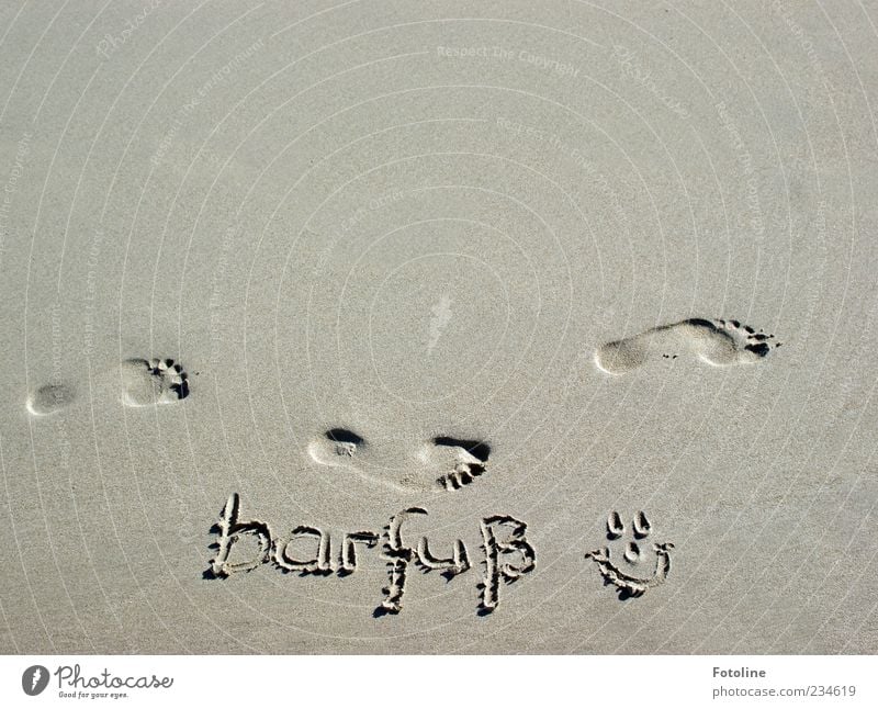 Bella barfuß! Umwelt Natur Urelemente Erde Sand Strand hell Barfuß Fußspur Schriftzeichen Buchstaben Smiley Farbfoto Gedeckte Farben Außenaufnahme