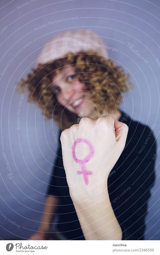 Junge Frau mit einem weiblichen Symbol in der Hand. Mensch feminin Jugendliche 1 18-30 Jahre Erwachsene Hut Haare & Frisuren blond langhaarig Locken Zeichen