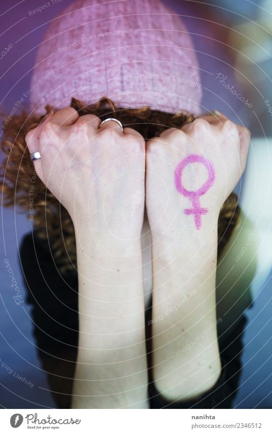 Junge Frau mit einem weiblichen Symbol in der Hand. Stil Design Mensch feminin Jugendliche Erwachsene 1 18-30 Jahre Ring Hut blond Locken Zeichen authentisch
