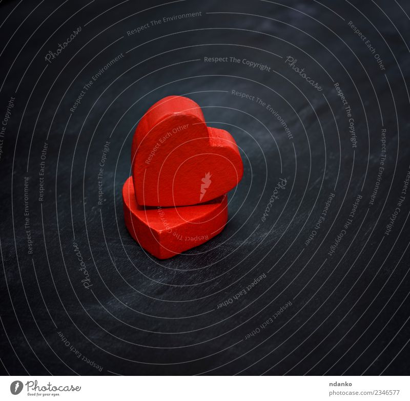 zwei rote Holzherzen Feste & Feiern Valentinstag Hochzeit Herz Liebe Zusammensein schwarz Romantik Farbe Hilfsbereitschaft Idee Entwurf Hintergrund