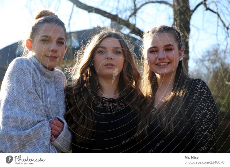 gruppenbild Oberkörper Haare & Frisuren Gruppenfoto nebeneinander Lebensfreude Freundschaft Zufriedenheit authentisch langhaarig feminin Lifestyle Mädchen