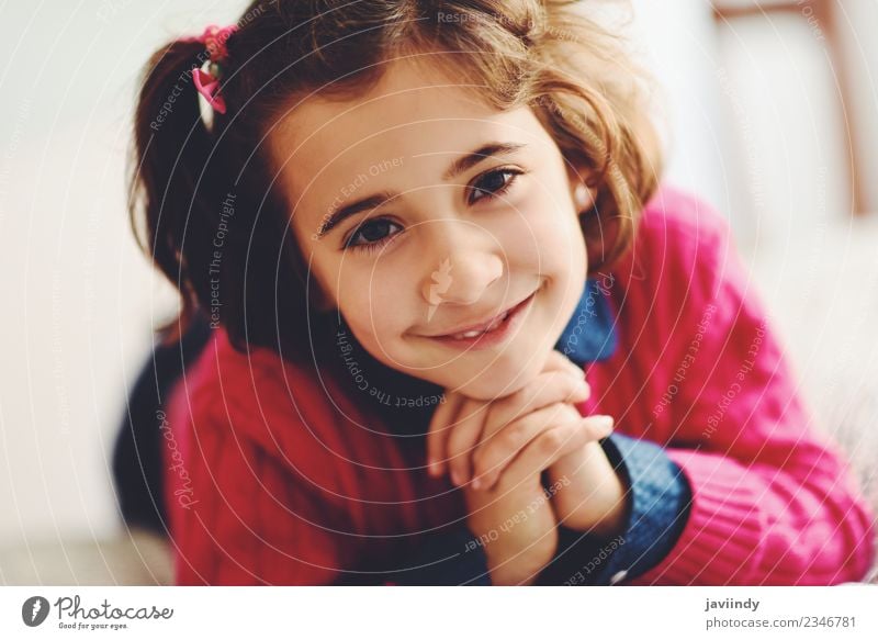 Liebenswertes kleines Mädchen mit süßem Lächeln Freude Glück schön Gesicht Kind Mensch Frau Erwachsene Kindheit 1 3-8 Jahre niedlich weiß Gefühle Fröhlichkeit