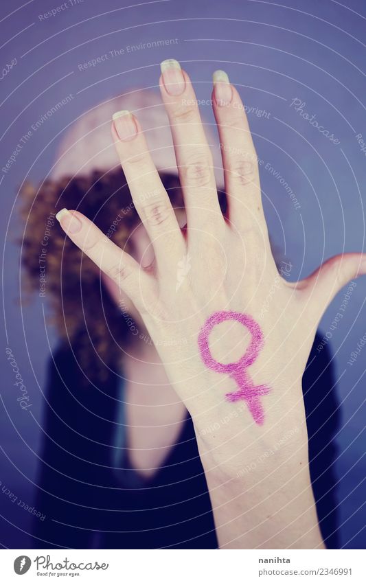 Junge Frau mit einem weiblichen Symbol in der Hand. Design Mensch feminin Jugendliche 1 18-30 Jahre Erwachsene Hut Locken Zeichen authentisch einfach Erfolg
