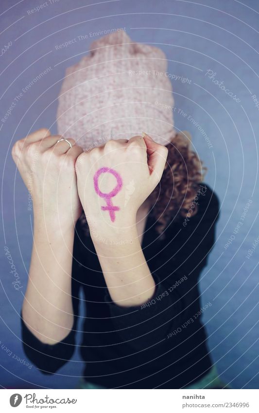 Junge Frau mit einem femininen Symbol in der Hand gemalt. Lifestyle Design Mensch Jugendliche 1 18-30 Jahre Erwachsene Kultur Hut Locken Zeichen authentisch