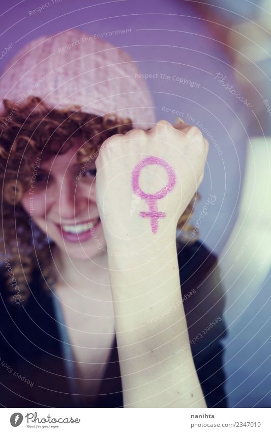 Junge Frau mit einem femininen Symbol in der Hand gemalt. Design Mensch Jugendliche 1 18-30 Jahre Erwachsene Kultur Hut blond Locken Kommunizieren Lächeln