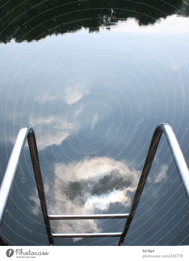 Badewetter ? Wasser Himmel Wolken Sonnenlicht Reflexion & Spiegelung Wasseroberfläche Leiter Badesee Einstieg (Leiter ins Wasser) Farbfoto Außenaufnahme Tag