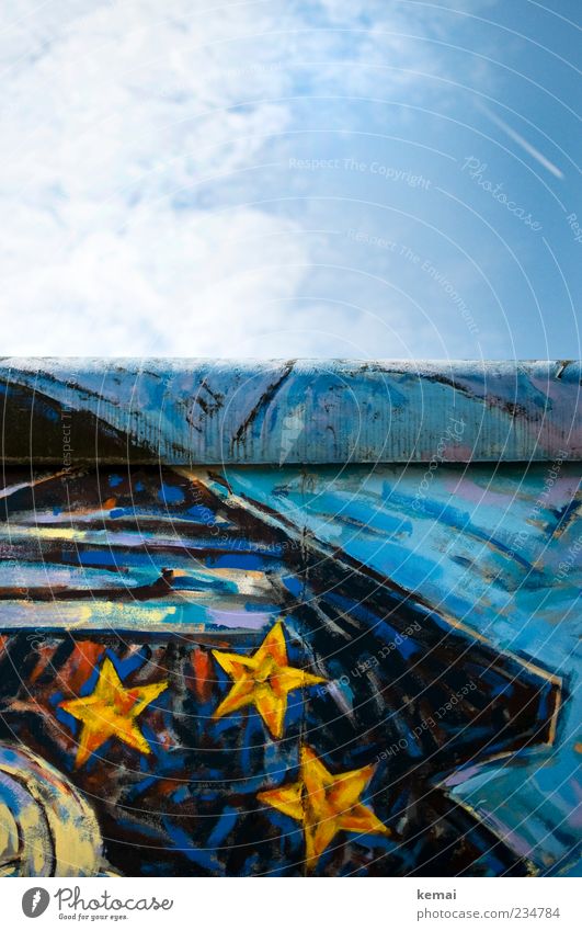 3 Sterne Mauer Kunst Gemälde Subkultur Graffiti Himmel Wolken Schönes Wetter Wand Sehenswürdigkeit Denkmal Berliner Mauer Kondensstreifen hoch einzigartig blau