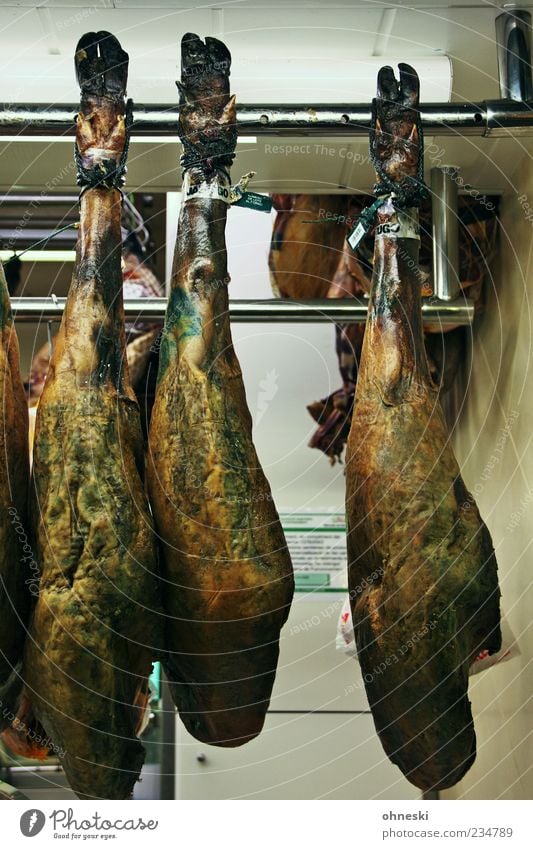 Mahlzeit Lebensmittel Fleisch Schinken Schwein Ernährung Slowfood Markthalle Totes Tier Reichtum Keule Beine Tierfuß hängen Spezialitäten Spanisch verkaufen