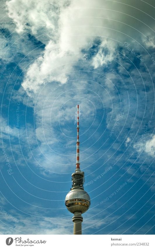 Der Hübscheste Antenne Himmel Wolken Schönes Wetter Sehenswürdigkeit Wahrzeichen Berliner Fernsehturm Bekanntheit gigantisch hoch schön blau Farbfoto