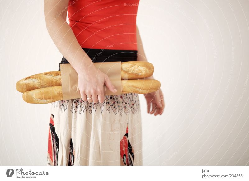 baguette Lebensmittel Brot Ernährung Frühstück Bioprodukte Vegetarische Ernährung Mensch feminin Frau Erwachsene Arme Hand 1 T-Shirt Rock stehen tragen kaufen