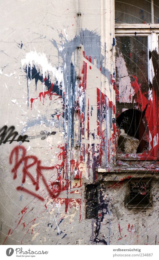 Urban expressionism Menschenleer Haus Gebäude Mauer Wand Fassade Fenster Stein Holz Glas Schriftzeichen Graffiti Wut mehrfarbig rot weiß Stimmung Aggression