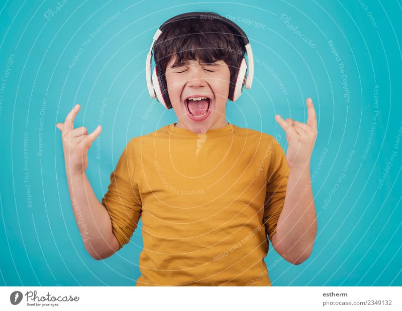 Junge mit Kopfhörer, der einen Rock Seufzer zeigt. Lifestyle Freude Mensch maskulin Kindheit 1 3-8 Jahre Party Musik Musik hören Konzert Sänger genießen Lächeln
