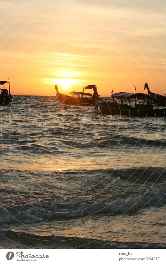 sunrise on koh phi phi II Natur Urelemente Wasser Himmel Sonnenaufgang Sonnenuntergang Wellen Küste Strand Bucht Koh Phi Phi Thailand Asien ruhig Wasserfahrzeug