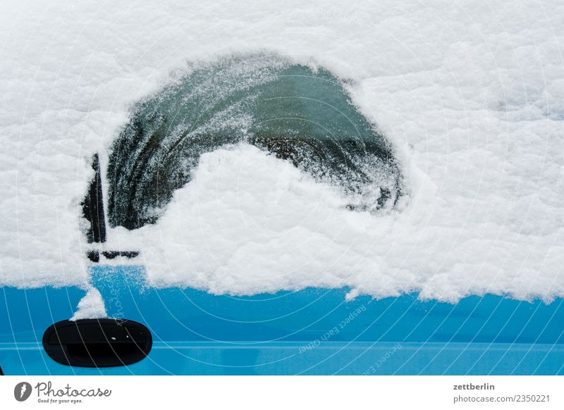 Schnee Neuschnee Schneefall Schneedecke weiß Winter Winterurlaub PKW Autofenster Durchblick Unfall Perspektive blind Lücke Loch