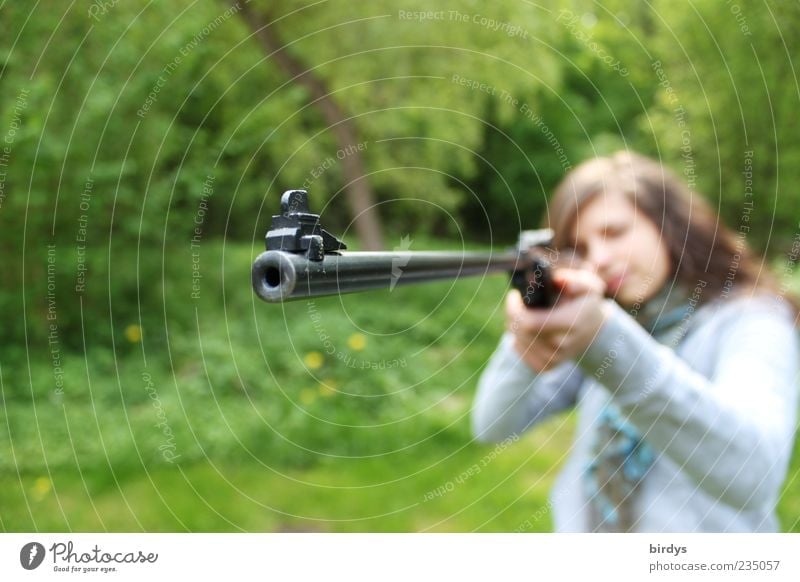 Junge Frau mit Gewehr im Anschlag, Mündungsöffnung Gewehrlauf schießen Schießsport Jugendliche 1 Mensch brünett außergewöhnlich bedrohlich grün Begeisterung Mut