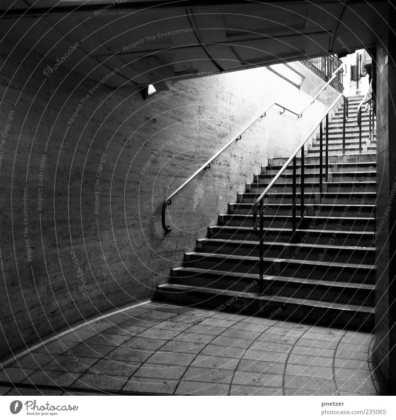 Immer aufwärts! Menschenleer Platz Bahnhof Tunnel Architektur Mauer Wand Treppe alt dunkel trist schwarz weiß Gefühle Mobilität Treppengeländer London