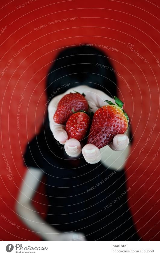 Junge Frau hält Erdbeeren in der Hand. Lebensmittel Frucht Ernährung Essen Bioprodukte Vegetarische Ernährung Lifestyle Design Mensch feminin Jugendliche 1