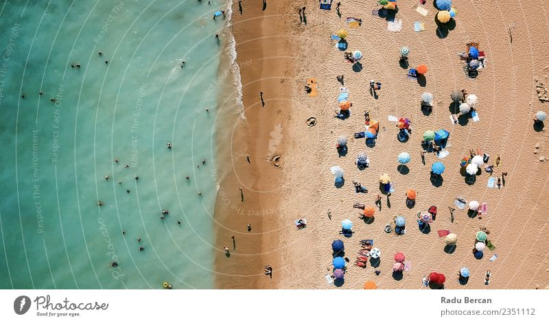 Luftbilddrohne Blick auf Menschen am Strand in Portugal Lifestyle exotisch Wellness Schwimmen & Baden Ferien & Urlaub & Reisen Abenteuer Sommer Sommerurlaub