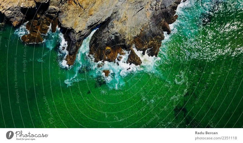 Luftaufnahme der Meereswellen, die auf Felsen pressen. Umwelt Natur Landschaft Erde Wasser Sommer Schönes Wetter Hügel Wellen Küste Strand Bucht Insel exotisch