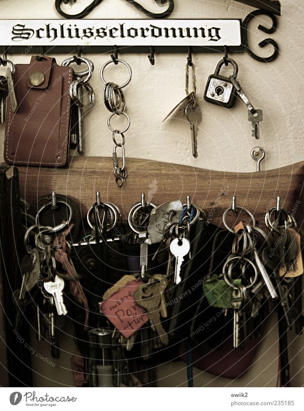 Schlüsseltechnologie Schlüsselanhänger hängen viele Kontrolle Nostalgie Ordnung Schlüsselring Haken Schlüsselbrett Wand Farbfoto Innenaufnahme Detailaufnahme