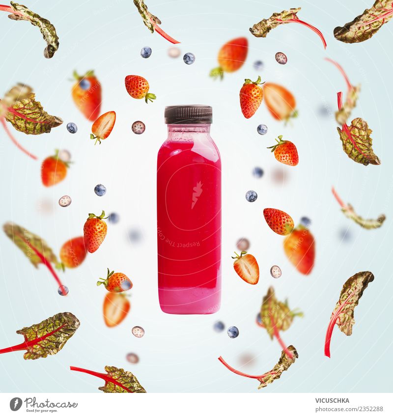 Flacshe mit Saft oder Smoothie und Beeren Lebensmittel Frucht Ernährung Bioprodukte Vegetarische Ernährung Diät Getränk Erfrischungsgetränk Limonade Flasche
