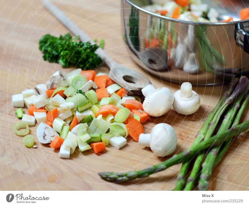 Spargelzeit & Suppengrün Lebensmittel Gemüse Kräuter & Gewürze Ernährung Abendessen Bioprodukte Vegetarische Ernährung Diät Slowfood Italienische Küche Topf