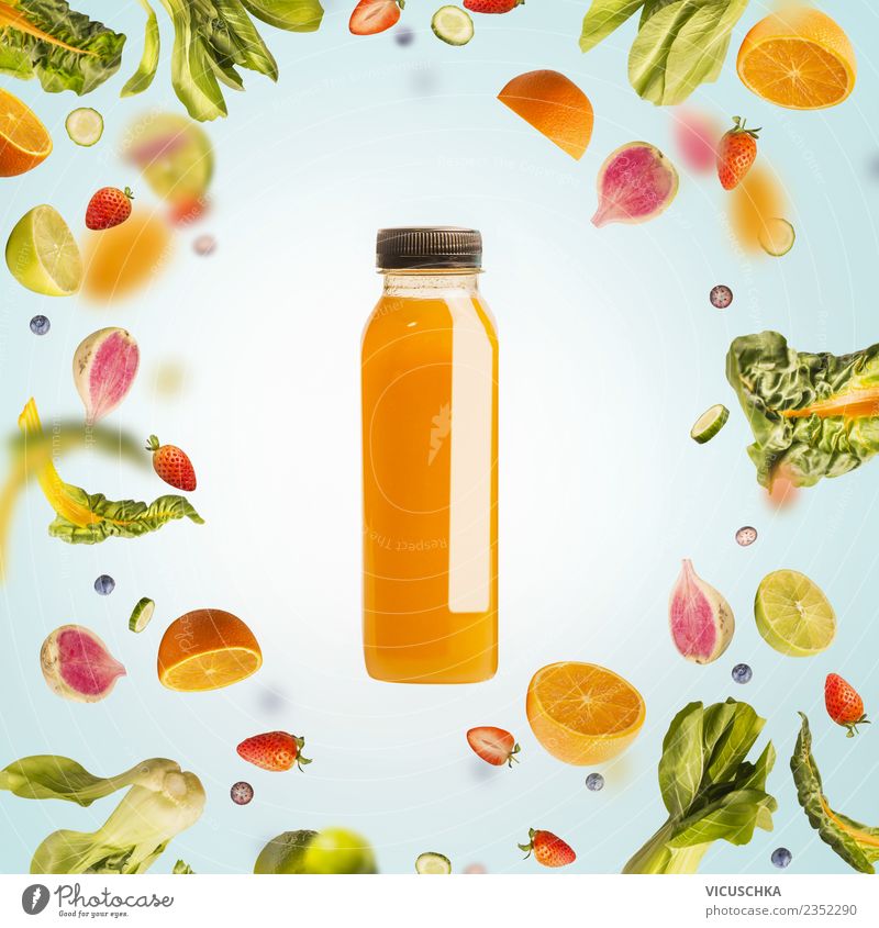 Flacshe mit gelbem Sommergetränk , Obst und Früchte Lebensmittel Gemüse Frucht Orange Ernährung Bioprodukte Vegetarische Ernährung Diät Getränk