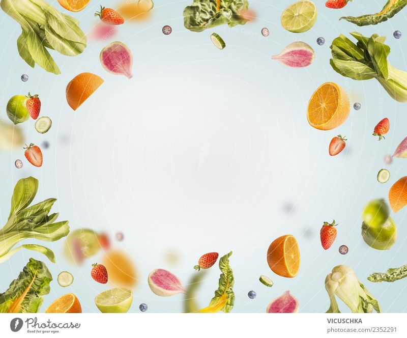 Fliegende Obst und Gemüse Rahmen Lebensmittel Salat Salatbeilage Frucht Apfel Orange Ernährung Bioprodukte Vegetarische Ernährung Diät Saft Stil Design