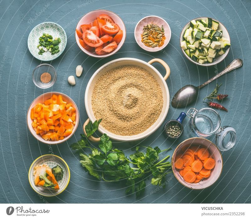 Couscous mit Gemüse Zutaten in Schüsseln Lebensmittel Getreide Kräuter & Gewürze Ernährung Mittagessen Bioprodukte Vegetarische Ernährung Diät Geschirr Teller
