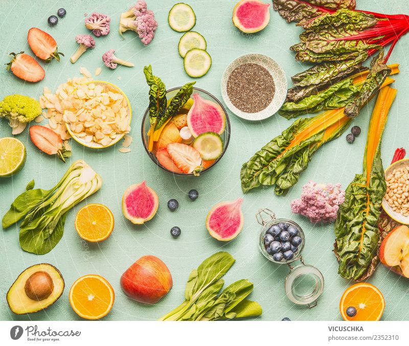 Gesundes Detox Getränk Zutaten und Mixer Lebensmittel Gemüse Frucht Apfel Orange Ernährung Bioprodukte Vegetarische Ernährung Diät Erfrischungsgetränk Limonade