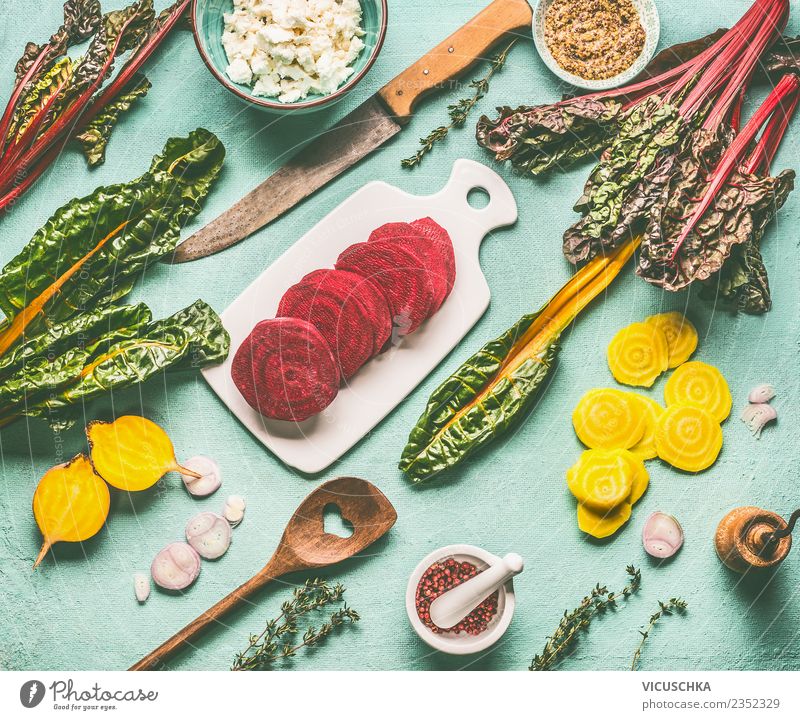 Bunte Wurzelgemüse. Gelbe- und Rotebete kochen Lebensmittel Gemüse Ernährung Bioprodukte Vegetarische Ernährung Diät Geschirr Messer Löffel Stil Design