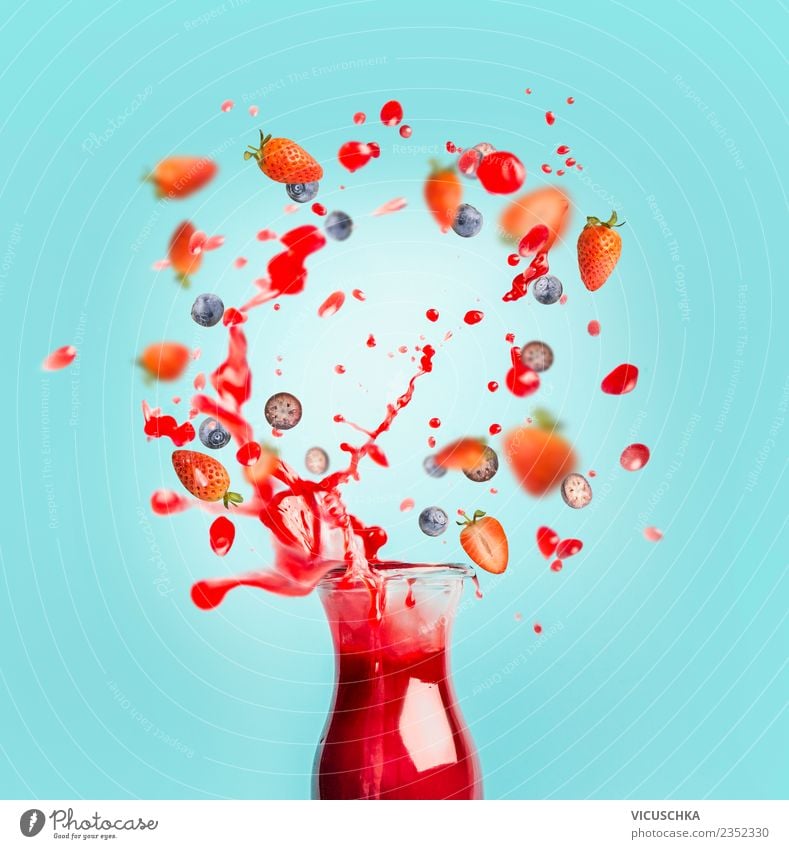 Roter Saft oder Smoothie Drink mit Splash und Beeren Lebensmittel Frucht Getränk Erfrischungsgetränk Limonade Stil Design Gesundheit Gesunde Ernährung Sommer