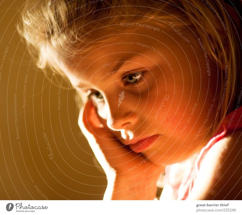 Denkendes Mädchen Mensch feminin Kindheit Kopf 1 3-8 Jahre Musik hören mehrfarbig Vertrauen Sicherheit schön Blick Leben Farbfoto Innenaufnahme Nahaufnahme