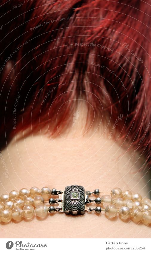 Verschluss Kopf Nacken Hals 1 Mensch Schmuck Halskette Perlenkette silber rothaarig kurzhaarig hängen tragen dünn 3 Stein Edelstein grün haltend feminin