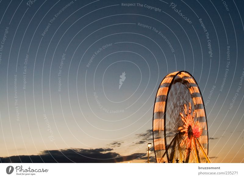 Riesenfelge Wolken Metall drehen fahren leuchten groß hoch rund gelb Stimmung Freude Fröhlichkeit Jahrmarkt Riesenrad Karussell Geschwindigkeit