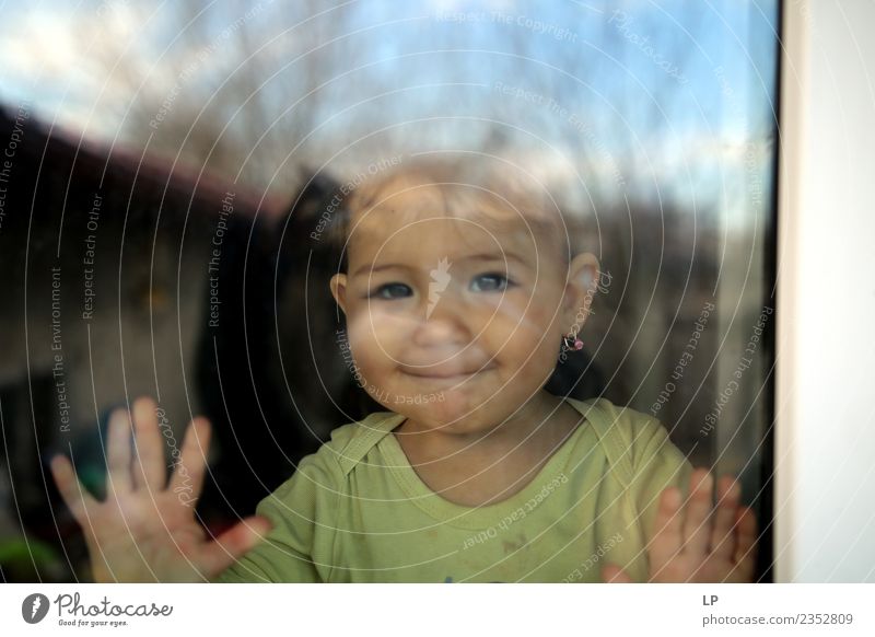 schönes Baby lächelt und schaut durch ein Fenster zu Lifestyle Freude Spielen Kinderspiel Kindererziehung Bildung Kindergarten Mensch Eltern Erwachsene Mutter