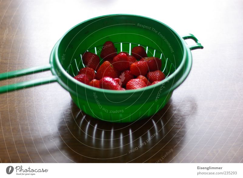 Erdbeeren Lebensmittel Frucht Ernährung Bioprodukte Vegetarische Ernährung Duft Gesundheit lecker süß grün rot Appetit & Hunger Schalen & Schüsseln