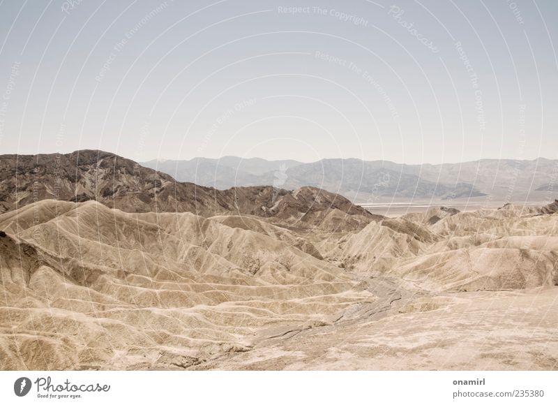 Zabriskie Point - Death Valley Landschaft Erde Sand Wolkenloser Himmel Horizont Wärme Dürre Felsen Schlucht Wüste Unendlichkeit heiß trocken blau braun grau