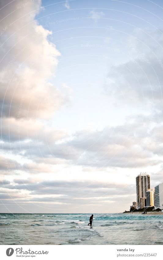 Miami Beach Sportler Joggen Mensch 1 Umwelt Wolken Schönes Wetter Strand Meer Florida USA Haus Hochhaus laufen Einsamkeit Außenaufnahme Textfreiraum oben Abend