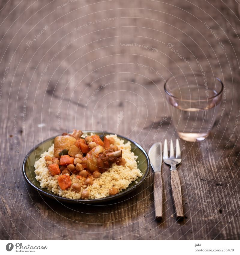 couscous royal Lebensmittel Fleisch Gemüse Geflügel Ernährung Mittagessen Getränk Trinkwasser Geschirr Teller Glas Besteck Messer Gabel lecker Appetit & Hunger