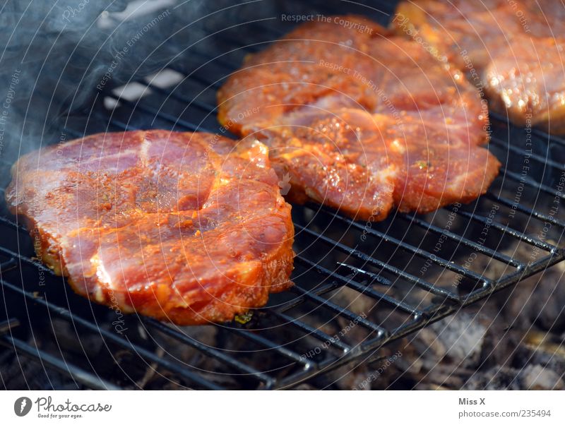 Steaks Fleisch groß lecker saftig durchwachsen Grill Grillen Grillrost Rindfleisch Grillsaison Farbfoto Außenaufnahme Nahaufnahme Menschenleer