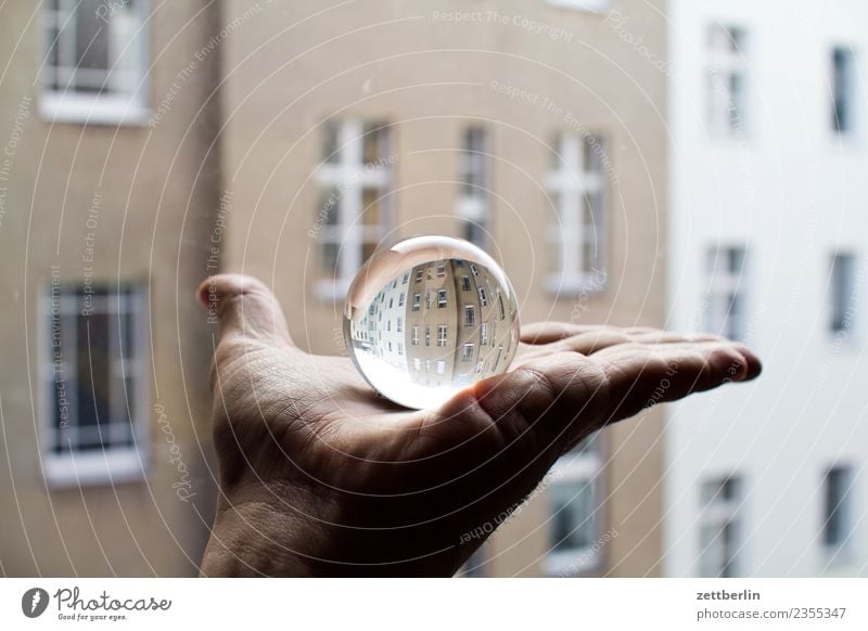 Glaskugel + Fassade Hand Finger festhalten zeigen Kugel Reflexion & Spiegelung Miete Mieter Altbau Fenster Haus Mehrfamilienhaus Stadthaus Textfreiraum